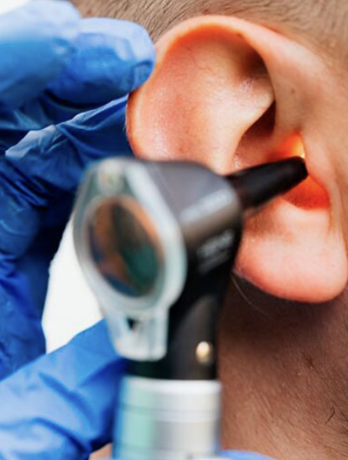 Dr. Alfonso Moñux, Otorrino y cirugía cervicofacial